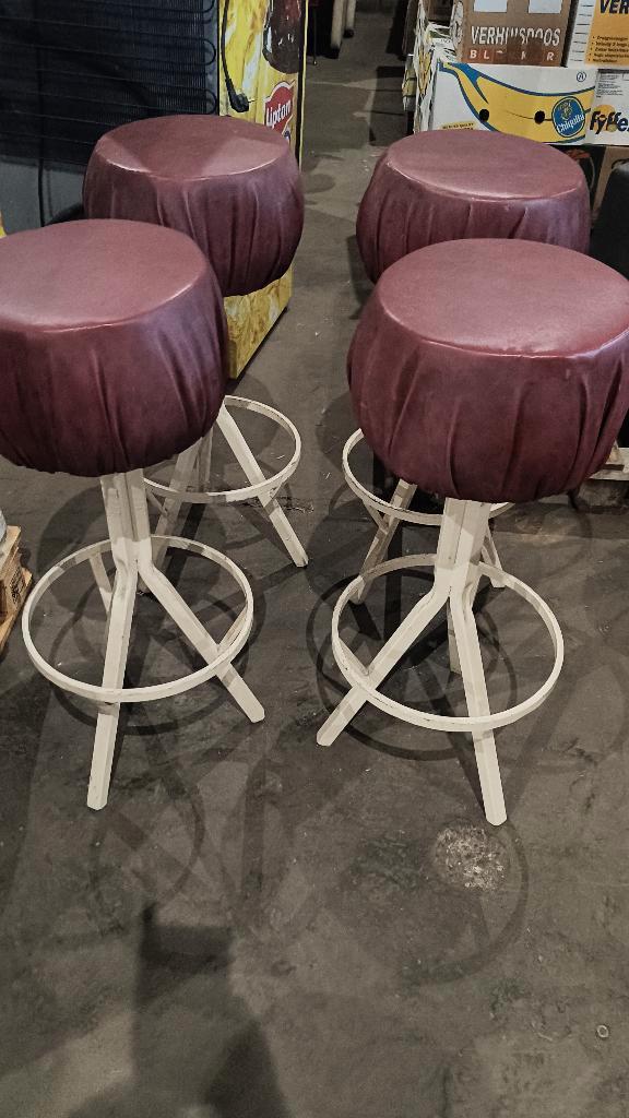 4 vintage barkrukken rood met metalen voet, Huis en Inrichting, Barkrukken, Gebruikt, 60 tot 90 cm, Metaal, 4 krukken, Met voetsteun