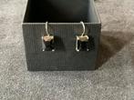 Zilveren oorbellen met donkerrode steen, Ophalen of Verzenden, Zo goed als nieuw, Zilver