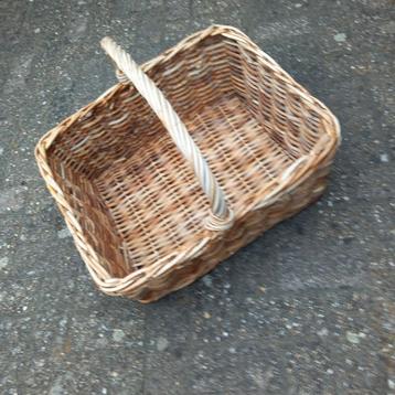 Grote rieten picknick mand beschikbaar voor biedingen