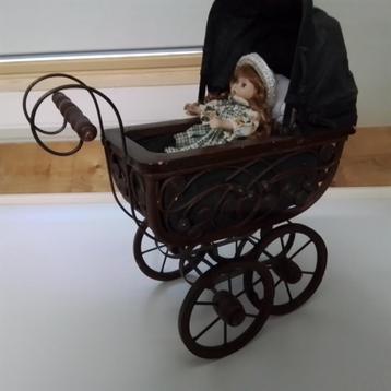 antieke kinderwagen met pop beschikbaar voor biedingen