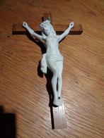 crucifix van biscuit porselein op houten kruis, Ophalen of Verzenden