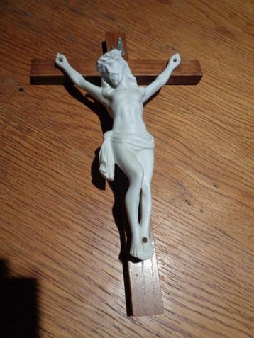 crucifix van biscuit porselein op houten kruis  beschikbaar voor biedingen