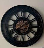 Grote metalen wandklok met draaiend binnenwerk., Ophalen, Zo goed als nieuw, Wandklok