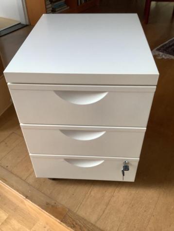 Bureau kastje beschikbaar voor biedingen