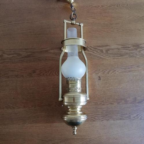 Vintage messing hanglamp met matglas bol, Antiek en Kunst, Antiek | Lampen, Ophalen of Verzenden