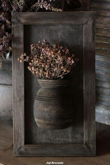 Houten lijst met kruik, vintage black beschikbaar voor biedingen