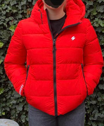Superdry Winterjas Maat 40 rood beschikbaar voor biedingen