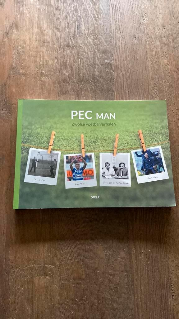 PEC MAN - Zwolse voetbalverhalen (deel 2), Boeken, Sportboeken, Zo goed als nieuw, Balsport, Ophalen of Verzenden