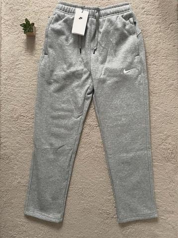 Nieuwe Nike Joggingbroek Grijs Maat M beschikbaar voor biedingen
