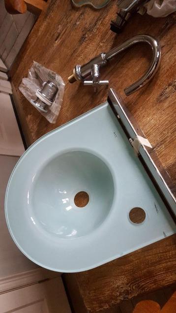Glazen fonteintje met kranen beschikbaar voor biedingen