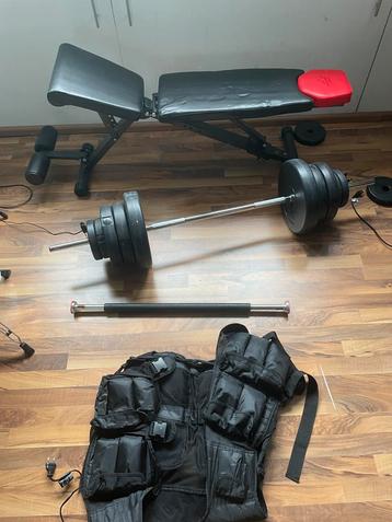 Fitness bankje, halter, gewichtsvest (25kg) en optrek stang beschikbaar voor biedingen