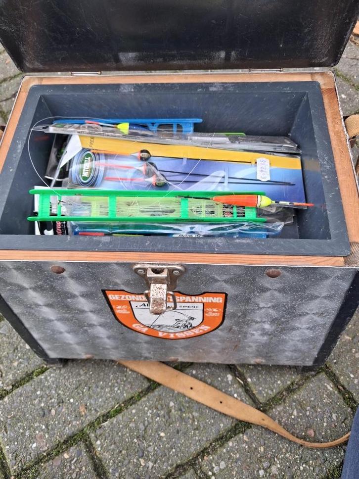 Viskoffer Zitkust te koop vol met diverse spullen, Watersport en Boten, Hengelsport | Algemeen, Gebruikt, Koffer of Tas, Ophalen of Verzenden
