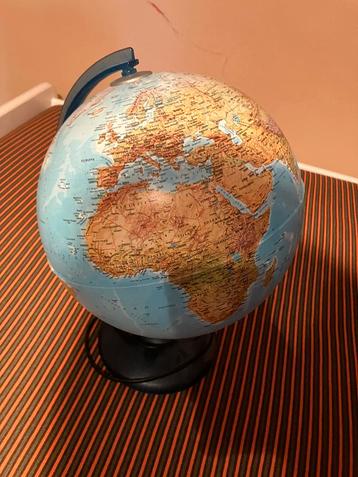 Wereldbol lamp beschikbaar voor biedingen