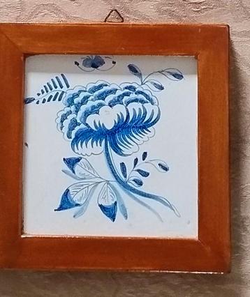 Tegeltje met bloem in lijst  beschikbaar voor biedingen