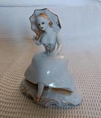 Oud beeldje dame met parasol - Oftriart, Antiek en Kunst, Antiek | Porselein, Ophalen of Verzenden