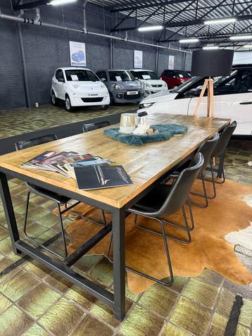 Robuuste houten eettafel met 6 stoelen industrieel beschikbaar voor biedingen