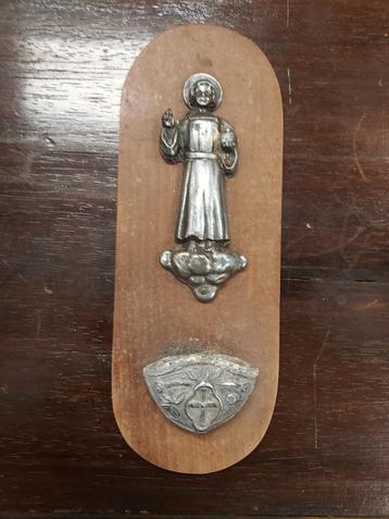 Wijwaterbakje met zilverkleurige afbeelding van een Heilige. beschikbaar voor biedingen