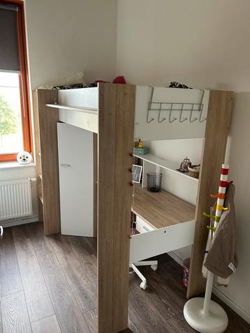 hoogslaper met geïntegreerd bureau en opbergruimte beschikbaar voor biedingen