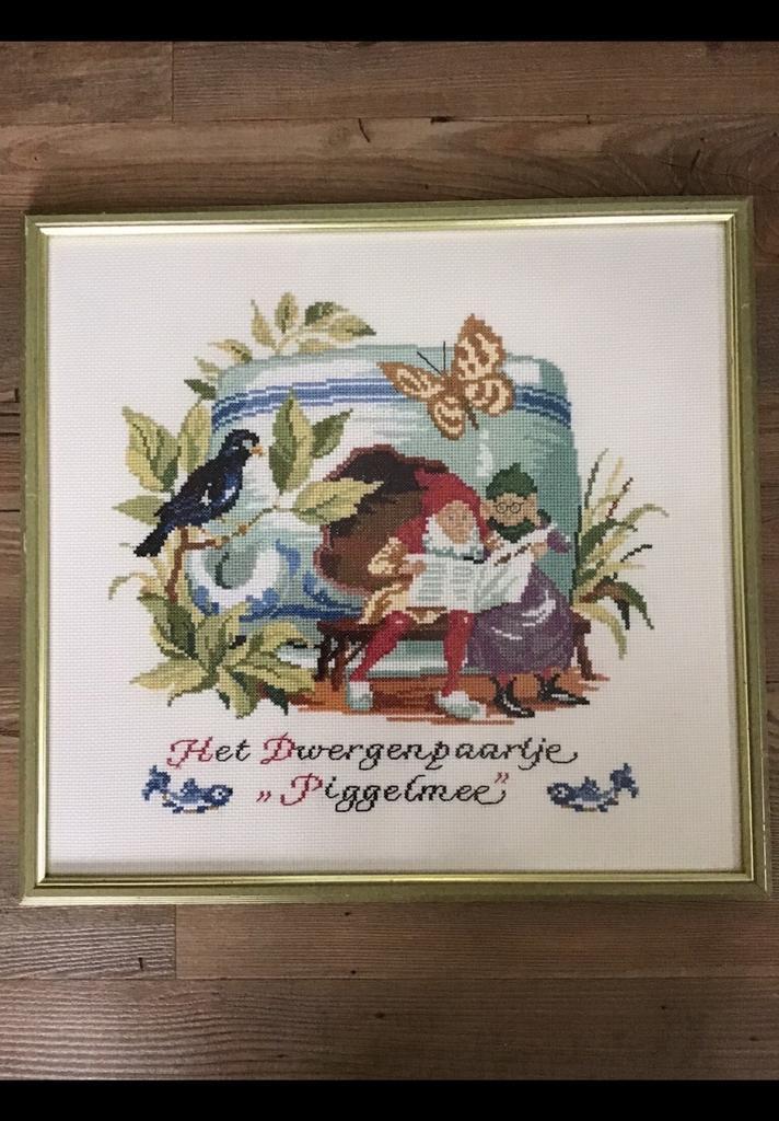Borduurwerk v het kabouter echtpaar Piggelmee ong 44 x 47 cm, Antiek en Kunst, Curiosa en Brocante, Ophalen