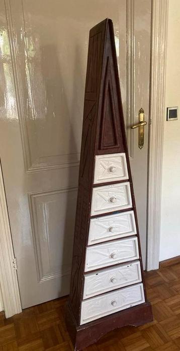 Bijzonder piramide kastje met 6 lades beschikbaar voor biedingen