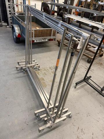 Metalen kledingrek op wielen beschikbaar voor biedingen