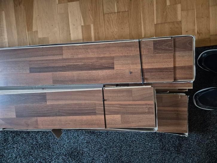 Ongeveer 10 vierkante meter laminaat "Walnut Como", Huis en Inrichting, Woonaccessoires | Cd- en Dvd-rekken, Zo goed als nieuw