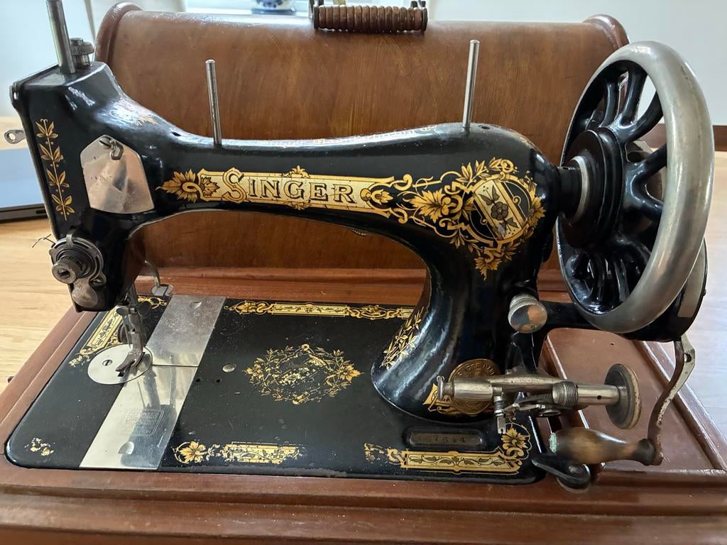 Oude Singer naaimachine tafelmodel, Antiek en Kunst, Antiek | Naaimachines, Ophalen of Verzenden