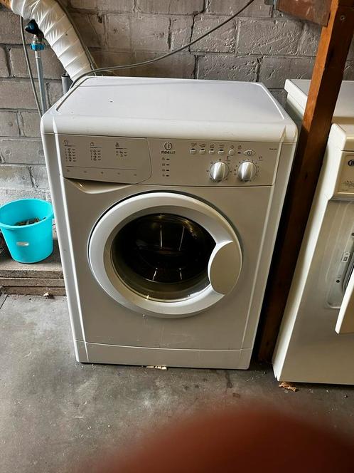 Wasmachine Indesit WIAL, Witgoed en Apparatuur, Wasmachines, Gebruikt, Voorlader, 4 tot 6 kg, Minder dan 85 cm, 1200 tot 1600 toeren