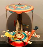 Opwindbare blikken Carousel met vliegtuigjes,US-Zone Germany, Ophalen