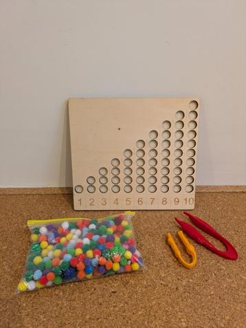 Houten cijferbord met pompons en pincetten beschikbaar voor biedingen