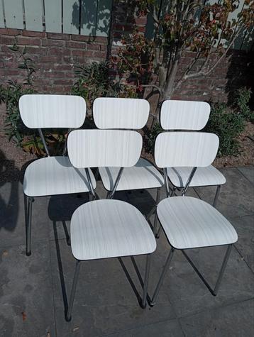 Stoeltjes 5 stuks. Vintage stoelen. Formica witte stoelen. beschikbaar voor biedingen