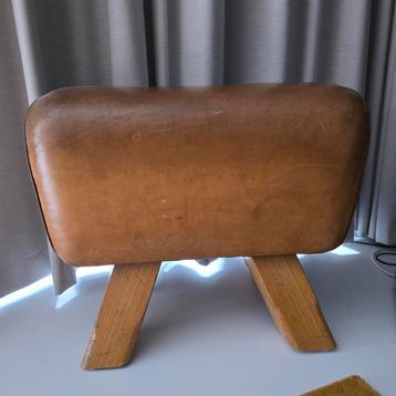 Vintage leren turn bok / gym bok / leren kruk / bankje beschikbaar voor biedingen