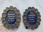 2 Vintage Verzilverde fotolijstjes, Ovaal met bloemen, Minder dan 50 cm, Gebruikt, Metaal of Aluminium, Ophalen of Verzenden