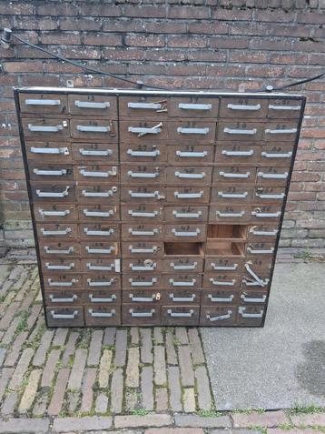 Schuur kast lade Laden gereedschap boutjes moertjes schroef  beschikbaar voor biedingen