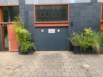 Mooie overdekte parkeerplaats vlakbij Tropenmuseum  beschikbaar voor biedingen