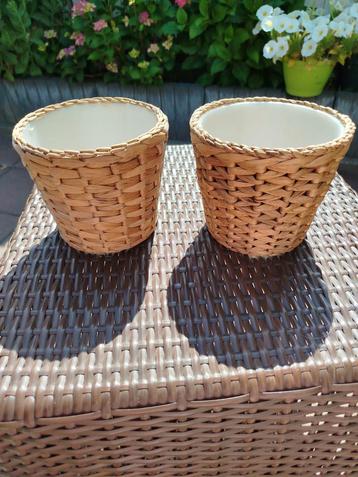 2 Rieten/gras potten  beschikbaar voor biedingen