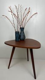 Vintage teakhout tripod coffee table in Pastoe stijl hout, Huis en Inrichting, Tafels | Bijzettafels, Overige vormen, 55 tot 75 cm