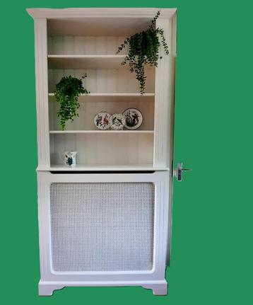 AANBIEDING Mooie hoge buffetkast met rotan onderzijde beschikbaar voor biedingen