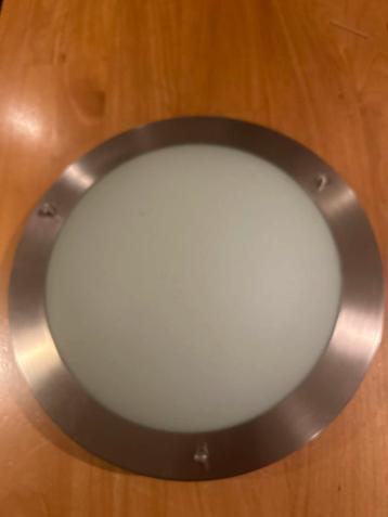 Plafondlamp met metalen rand beschikbaar voor biedingen
