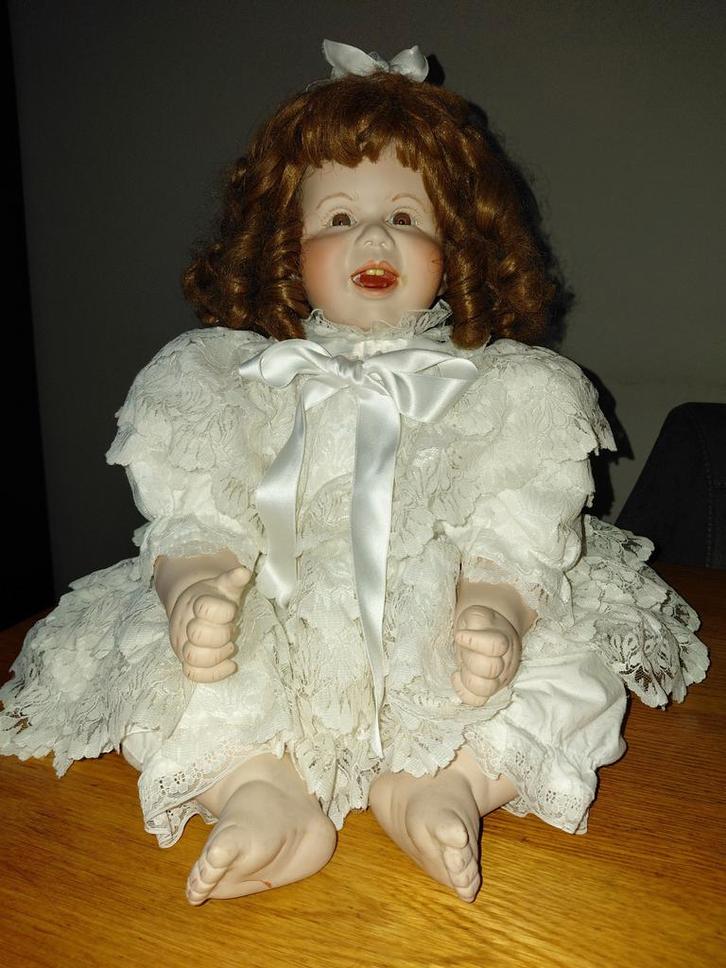 Antieke porseleinen pop in witte jurk, Verzamelen, Poppen, Gebruikt, Overige typen, Ophalen