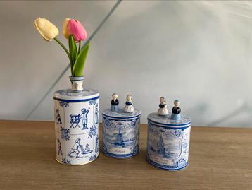 Leuke set gerestylde Delfts Blauwe blikken beschikbaar voor biedingen