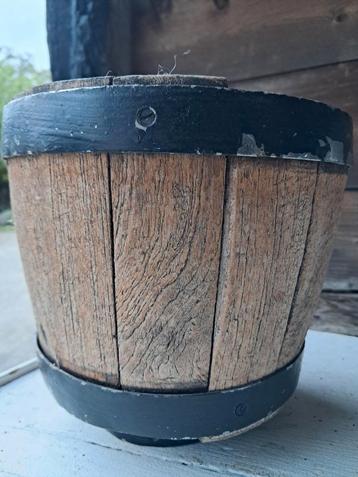 Houten Bloempot / Plantenbak met Metalen Banden beschikbaar voor biedingen