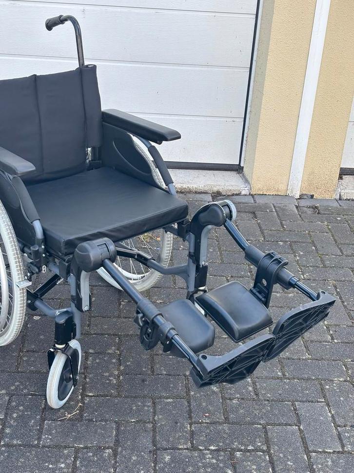 Invacare Rolstoel met verstelbare beensteunen recht vooruit, Diversen, Rolstoelen, Zo goed als nieuw, Handbewogen rolstoel, Inklapbaar