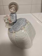 Lladro 5383 "le petit maiden", Verzamelen, Beelden en Beeldjes, Ophalen of Verzenden