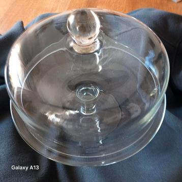 Glazen plateau op voet met stolp beschikbaar voor biedingen