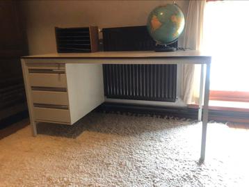 Mooie bureau voor oa. nieuw schooljaar beschikbaar voor biedingen