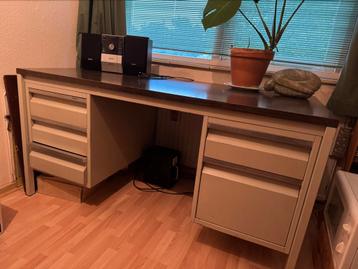 Stalen Vintage Sterk Bureau beschikbaar voor biedingen