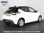 Toyota Yaris 1.5 Hybrid 115 Active Bi-Tone | Apple Carplay &, Gebruikt, Wit, Bedrijf, Hybride Elektrisch/Benzine