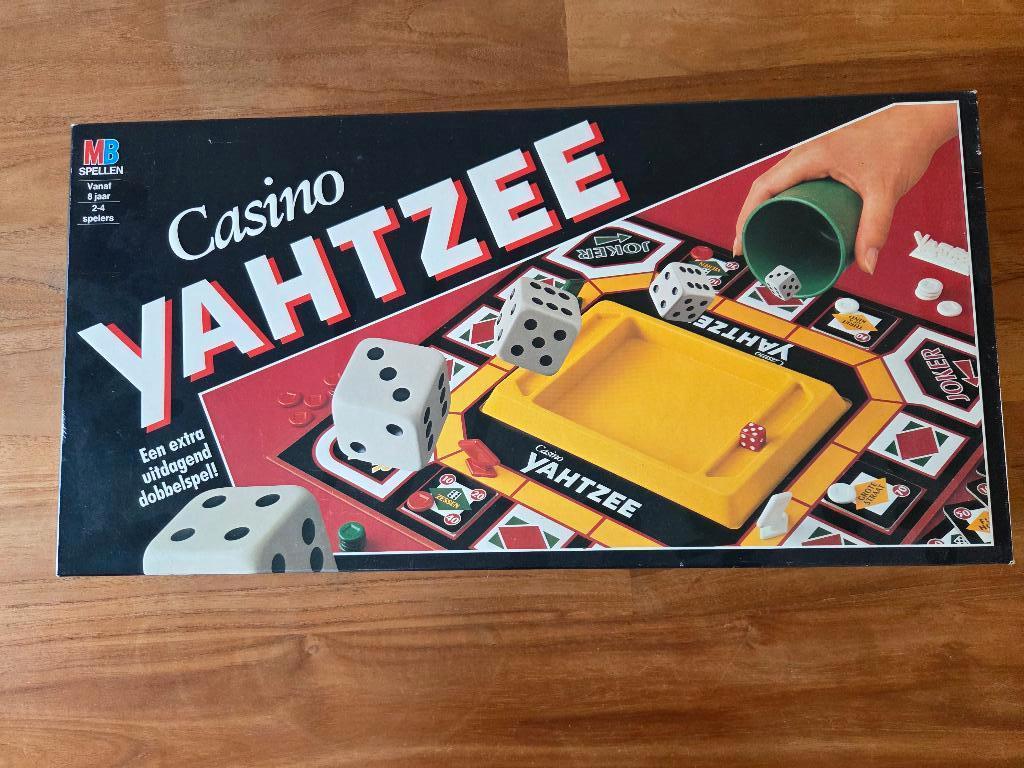 Casino Yahtzee van MB spellen, Hobby en Vrije tijd, Gezelschapsspellen | Bordspellen, Zo goed als nieuw, Drie of vier spelers
