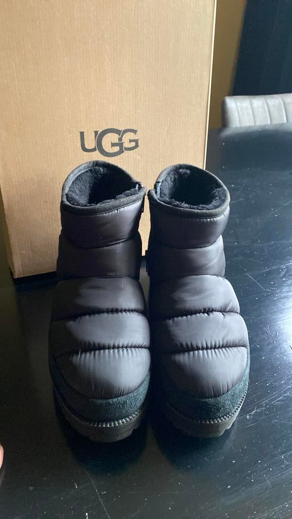 UGG ridge mini 39 Warm en Comfortabel, Kleding | Dames, Schoenen, Ophalen of Verzenden, Zo goed als nieuw, Zwart, Pantoffels of Sloffen